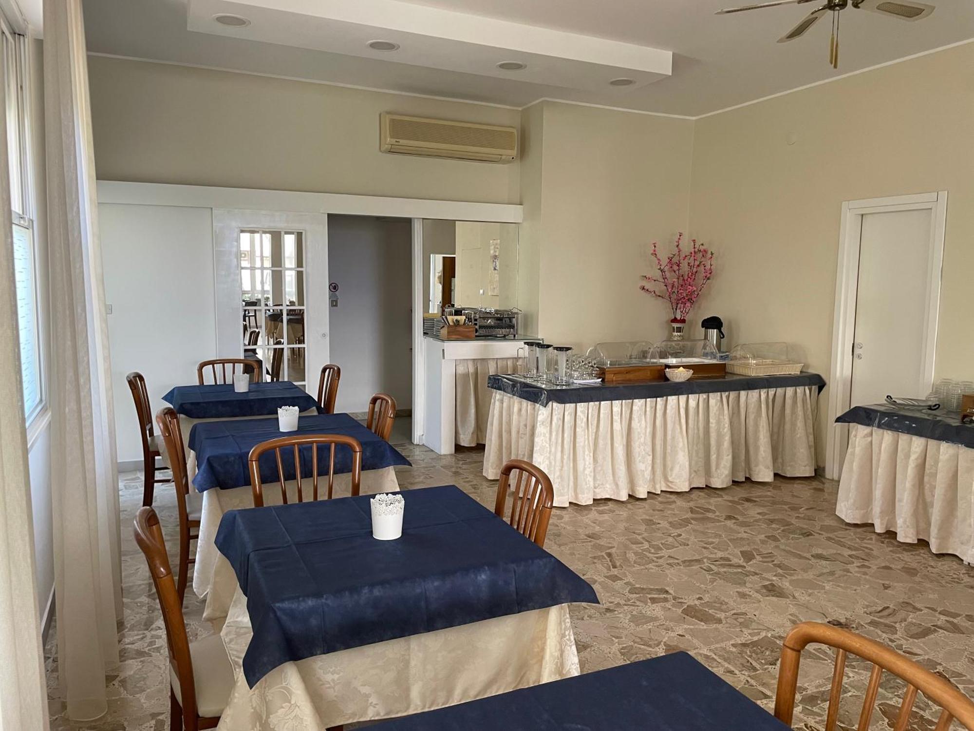 Hotel Barbiani Риччоне Екстер'єр фото
